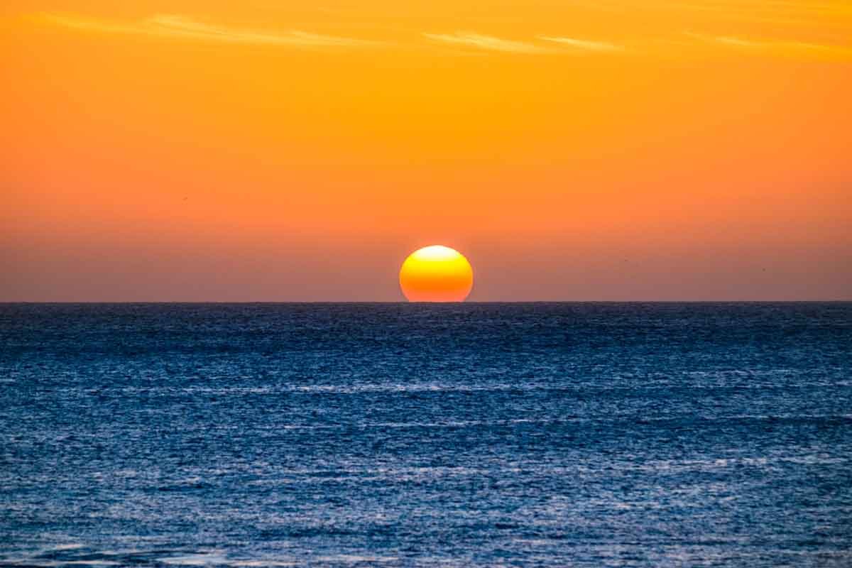2perfect-sunset-moment-when-the-sun-touch-the-water-2023-11-27-05-26-43-utc - experiencenalu.com